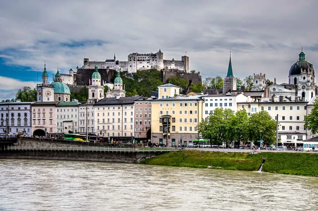Панорамен изглед на Залцбург с реката Залцах - Австрия - rossiwrites.com