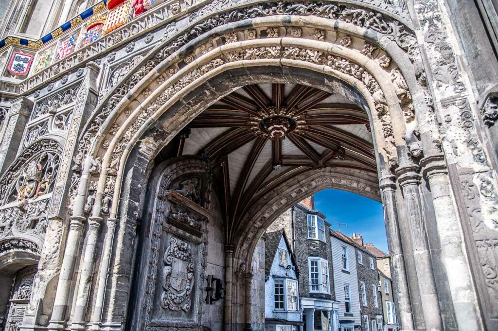 Каменната порта на катедралата в град Кентърбъри в Англия - rossiwrites.com