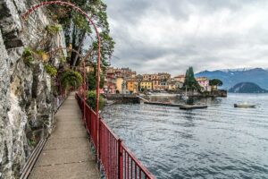 Крайбрежната алея в град Варена
 - Езерото Комо, Италия - rossiwrites.com