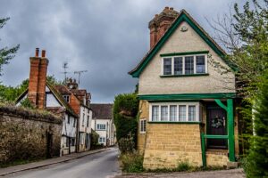 A beautiful house next to the road passing through the village of Shere - Surrey, England - rossiwrites.com