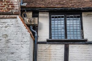 Средновековен водоливник на бялата фасада на стара къща с село Шиър - Съри, Англия - rossiwrites.com