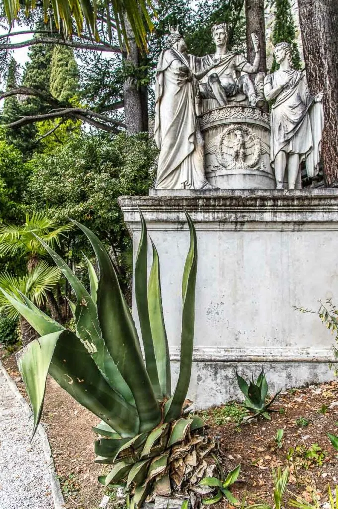 Статуи и растението агаве в градината на Вила Монастеро на езерото Комо в Италия - rossiwrites.com