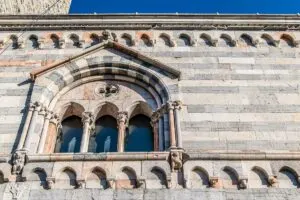 Фасадата на историческата сграда на общината на град Комо на езерото Комо в Италия - rossiwrites.com