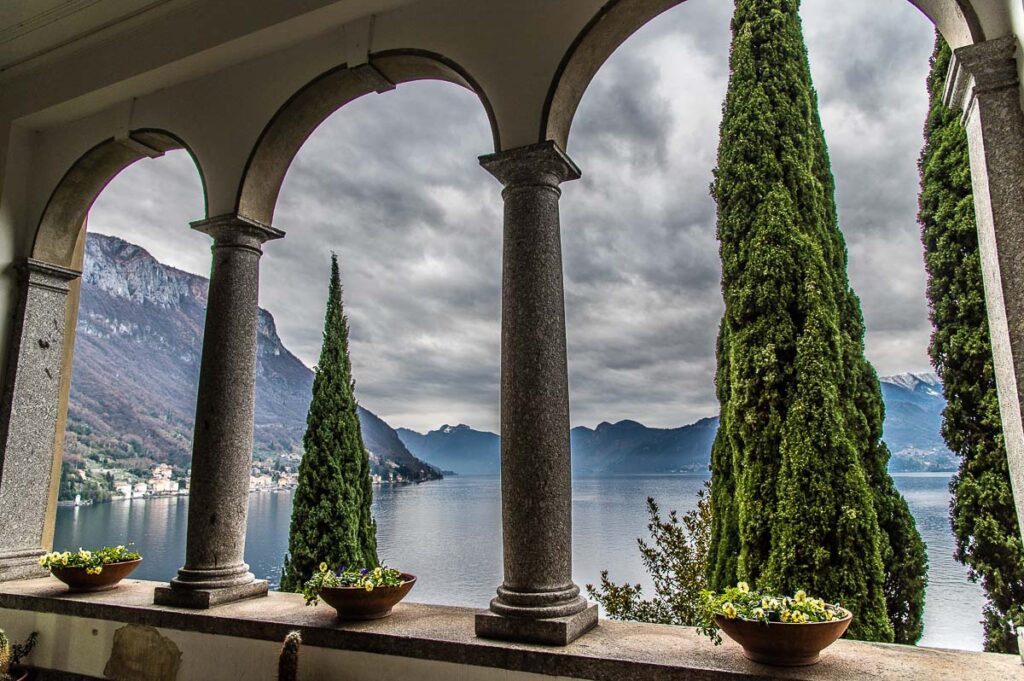 Изгледът от Вила Монастеро в градчето Варена на езерото Комо в Италия - rossiwrites.com