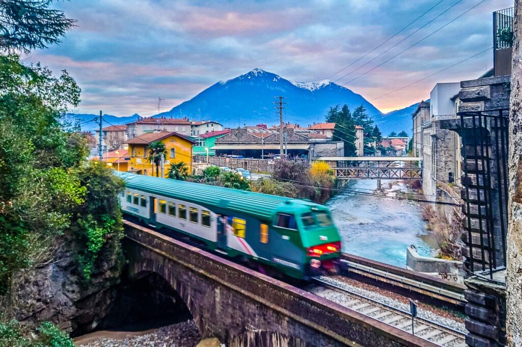 Влак, минаващ над река Пиоверна до градчето Белано на езерото Комо в Италия - rossiwrites.com