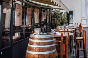 Винен бар близо до Портата на Сан Томазо - Тревизо, Италия - rossiwrites.com