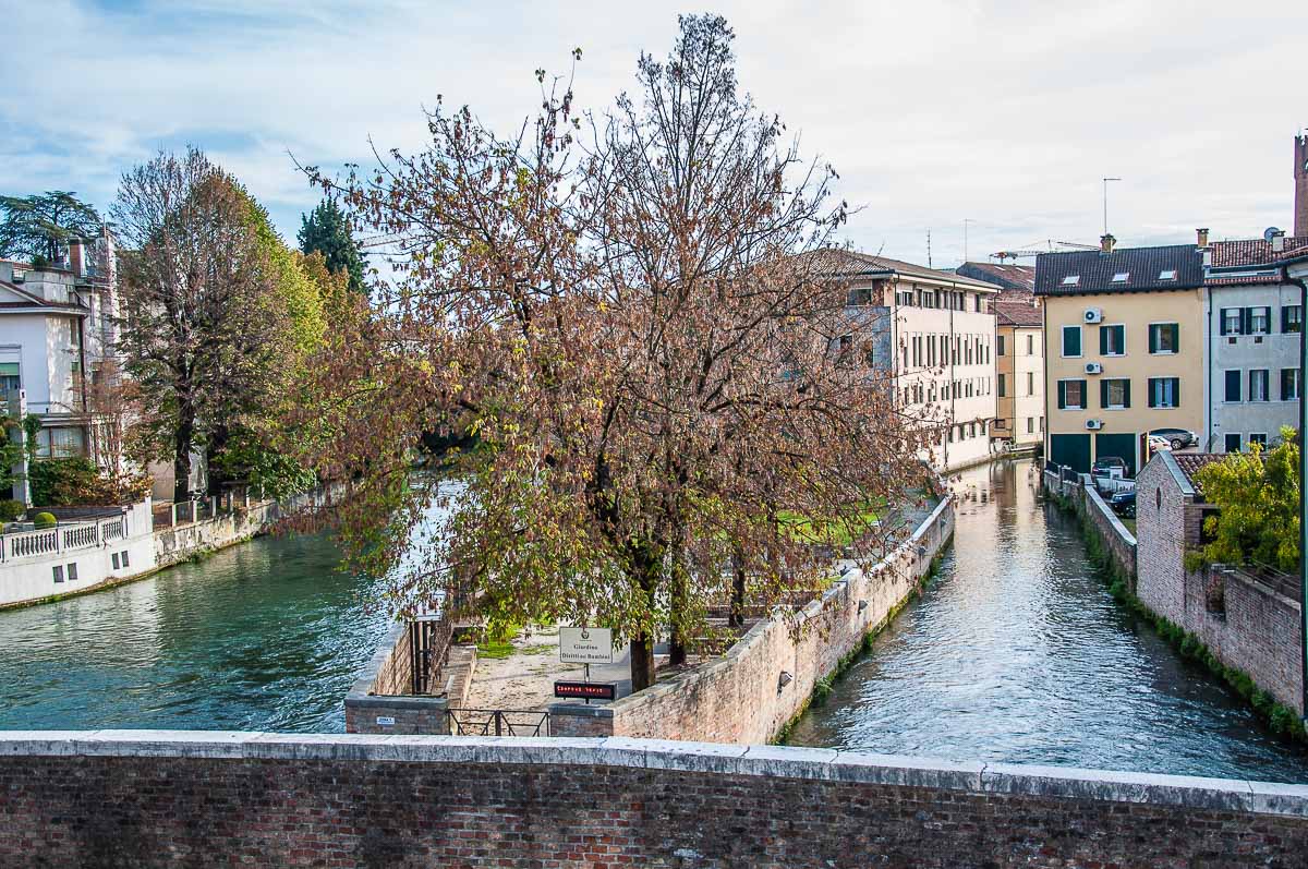 Два от каналите на река Ботенига, видяни от Моста Прия в историческия център - Тревизо, Италия - rossiwrites.com