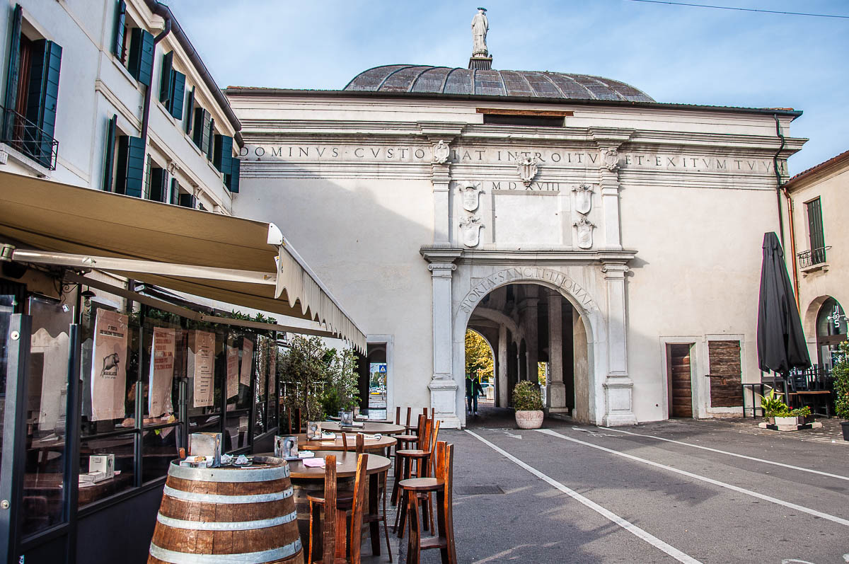 Задната фасада на Портата на Сан Томазо - Тревизо, Италия - rossiwrites.com