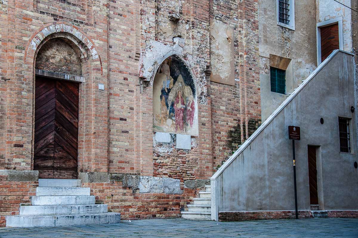 Избледняла фреска на тухлената стена на баптистерия Св. Джовани - Тревизо, Италия - rossiwrites.com