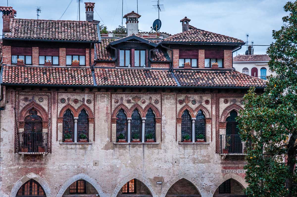 Красива историческа сграда, украсена с фрески, близо до Катедралата, Дуомо - Тревизо, Италия - rossiwrites.com