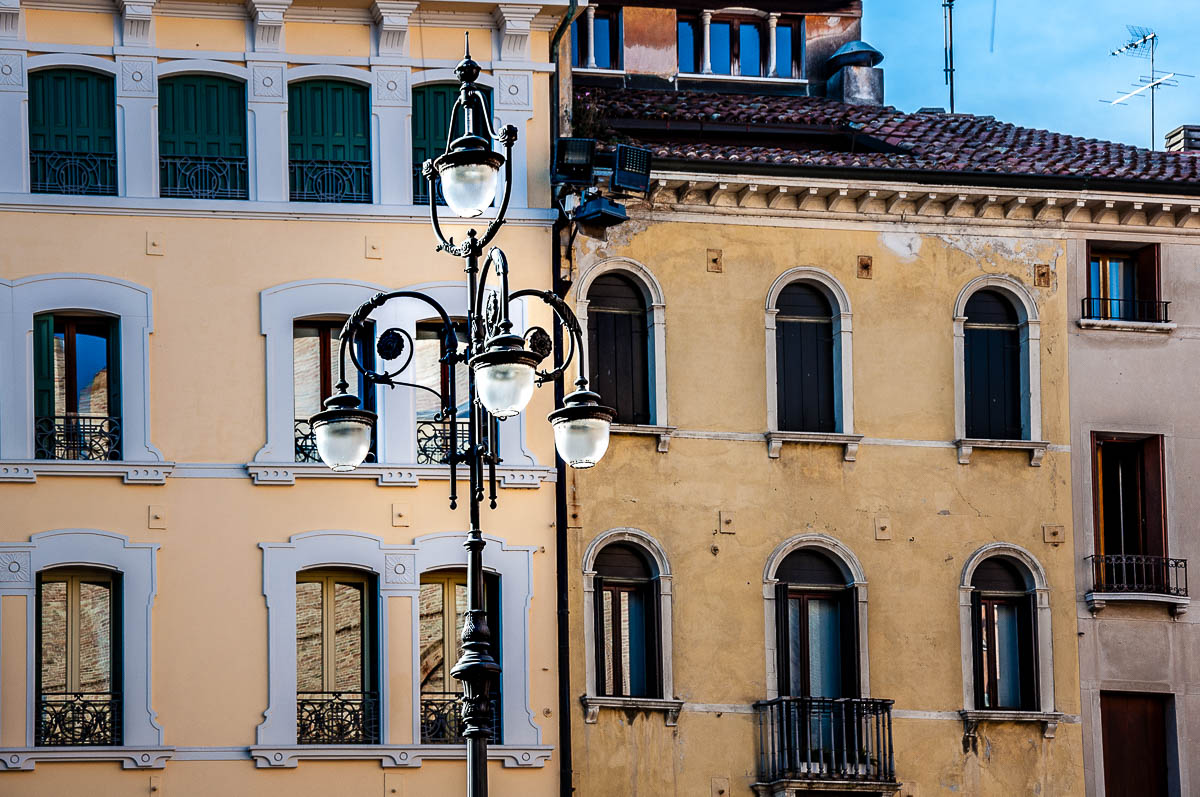 Красива лампа за улично осветление срещу исторически фасади - Тревизо, Италия - rossiwrites.com
