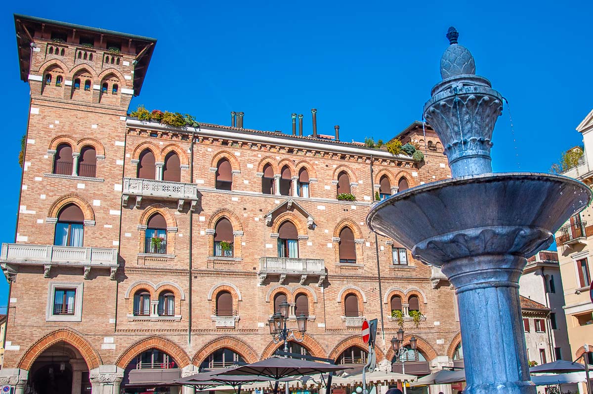 Красива сграда и фонтан в историческия център - Тревизо, Италия - rossiwrites.com