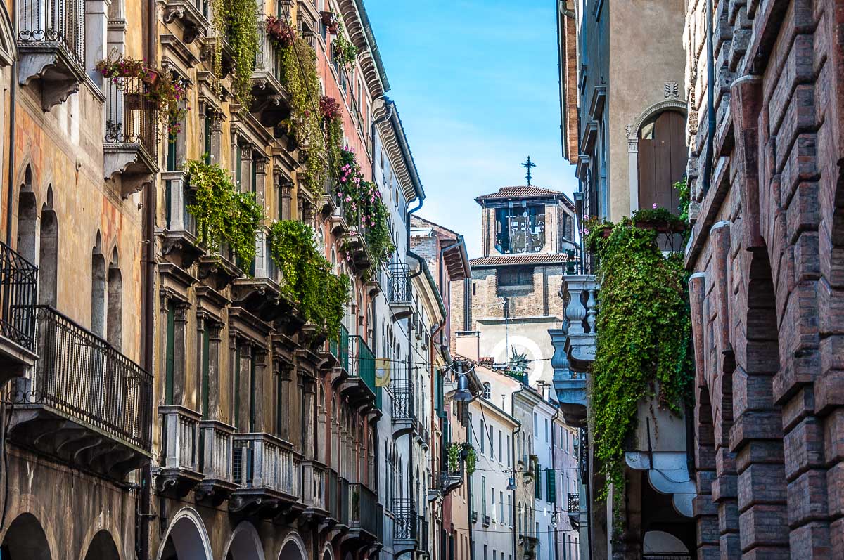 Красива улица в историческия център - Тревизо, Италия - rossiwrites.com