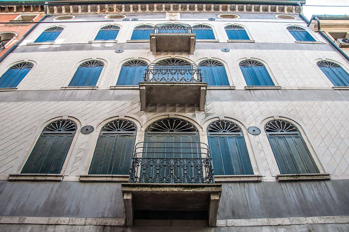 Красива фасада с капаци на прозорците и малки балкончета - Тревизо, Италия - rossiwrites.com