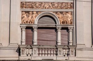 Красив балкон с декоративен фриз - Тревизо, Италия - rossiwrites.com