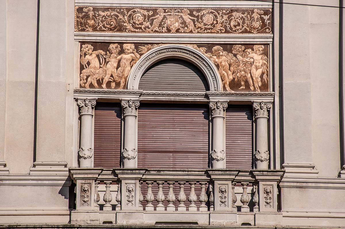 Красив балкон с декоративен фриз - Тревизо, Италия - rossiwrites.com