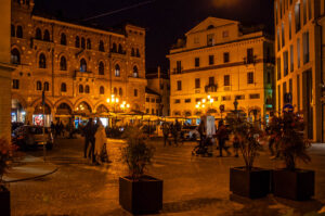 Нощен изглед от малък площад в историческия център - Тревизо, Италия - rossiwrites.com