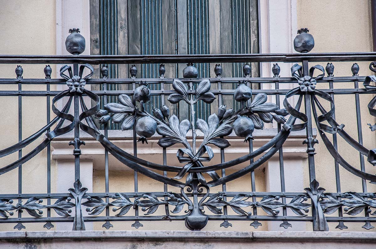 Перила на балкон, украсени с нарове от ковано желязо - Тревизо, Италия - rossiwrites.com