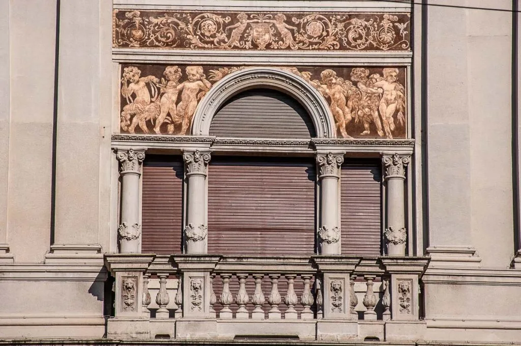 Beautiful balcony with a decorative frieze - Treviso, Italy - rossiwrites.com
