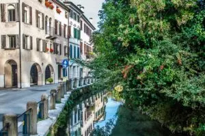 Historic houses alongisde a canal in the historic centre - Treviso, Italy - rossiwrites.com