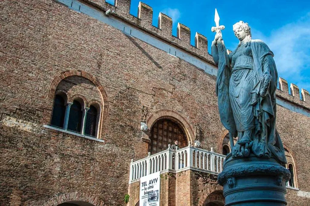 Monument of the Fallen for the Motherland next to the Palazzo dei Trecento - Treviso, Italy - rossiwrites.com