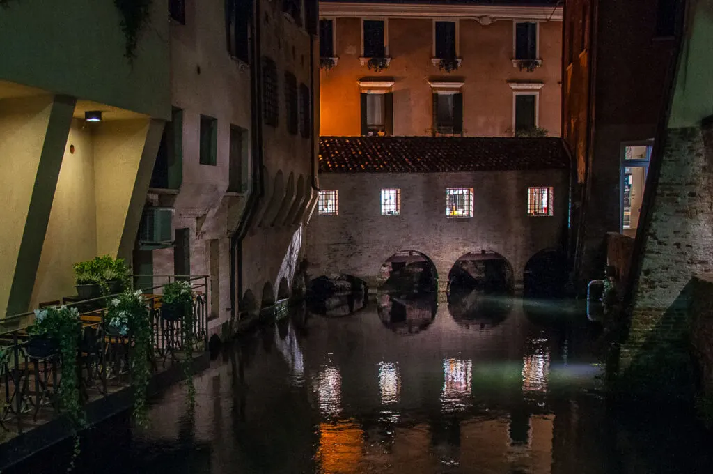 Night view of the Buranelli canal - Treviso, Italy - rossiwrites.com