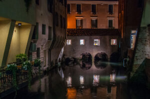 Night view of the Buranelli canal - Treviso, Italy - rossiwrites.com
