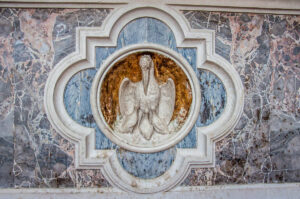 Барелеф на пеликан като символ на саможертвата - Светилище Мадона дела Корона - Спиаци, Венето, Италия - rossiwrites.com