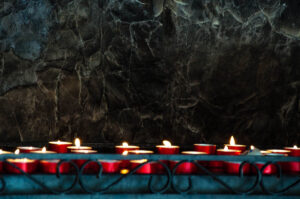 Запалени свещи в каменната галерия - Светилище Мадона дела Корона - Спиаци, Венето, Италия - rossiwrites.com