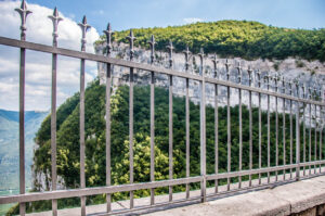 Металната ограда - Светилище Мадона дела Корона - Спиаци, Венето, Италия - rossiwrites.com