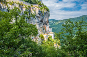 Панорамна гледка на планините и светилището Мадона дела Корона - Спиаци, Венето, Италия - rossiwrites.com