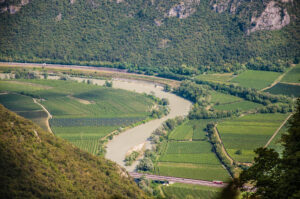 Реката Адидже, видяна отгоре - Светилище Мадона дела Корона - Спиаци, Венето, Италия - rossiwrites.com