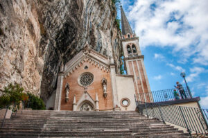 Стъпалата, водещи до църквата - Светилище Мадона дела Корона - Спиаци, Венето, Италия - rossiwrites.com