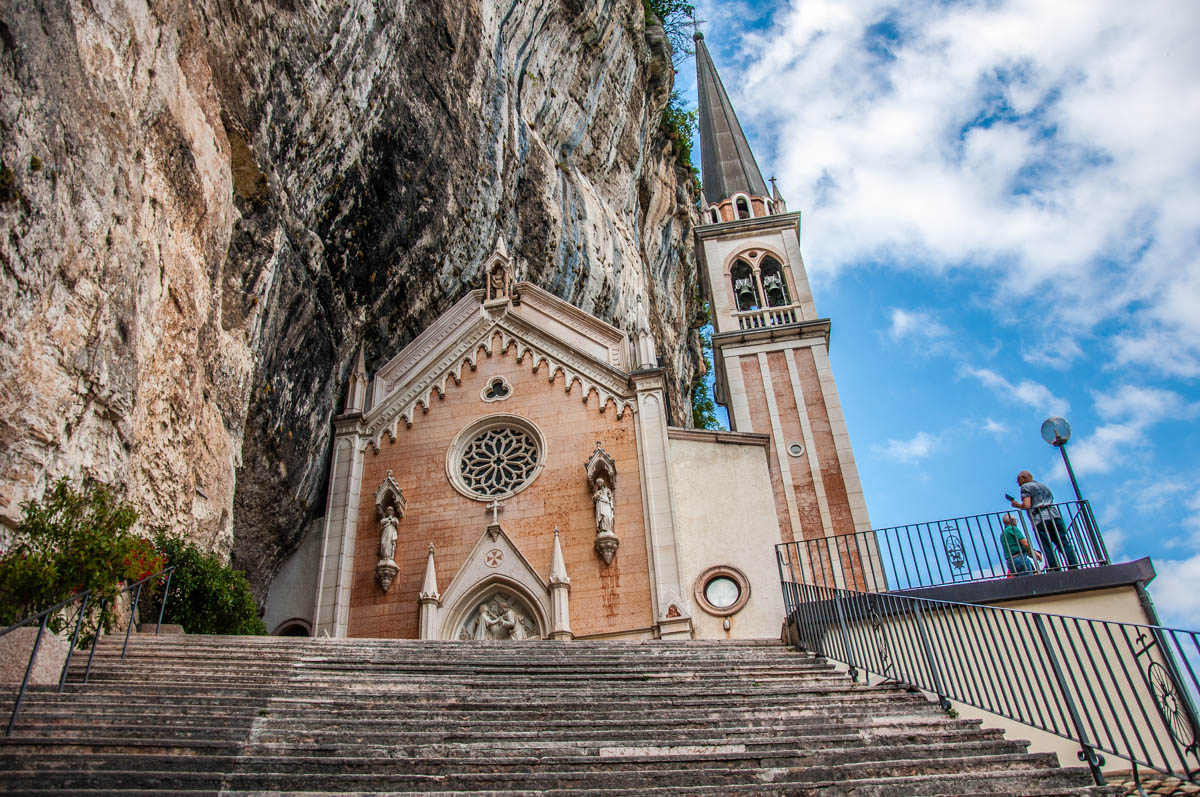 Стъпалата, водещи до църквата - Светилище Мадона дела Корона - Спиаци, Венето, Италия - rossiwrites.com