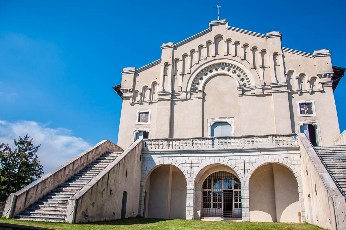 Фасадата на църквата на светилището Монтекастело - Ломбардия, Италия - rossiwrites.com