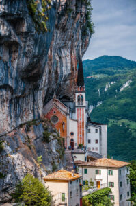 Църквата - Светилище Мадона дела Корона - Спиаци, Венето, Италия - rossiwrites.com