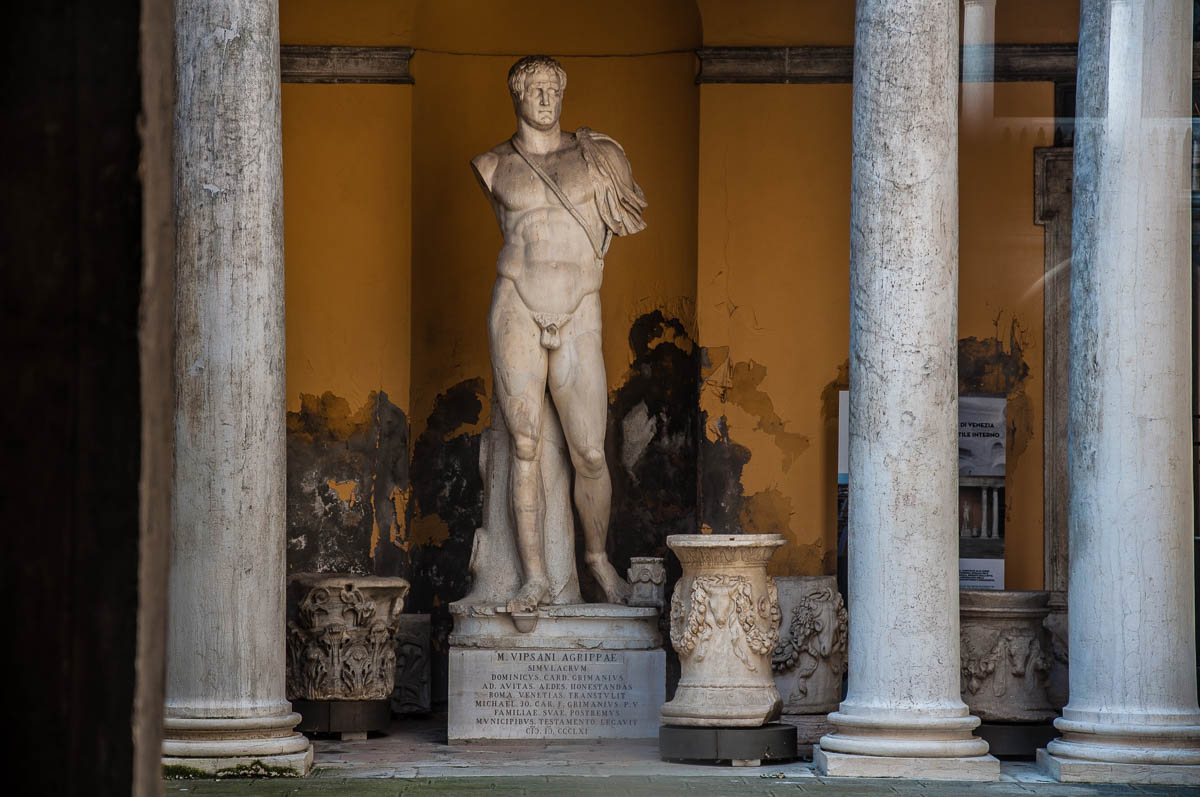 Древноримска статуя в Археологическия музея на Венеция - Венето, Италия - rossiwrites.com