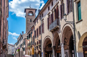 Исторически фасади по протежение на централната улица - Падуа, Италия - rossiwrites.com
