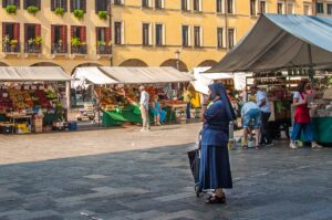 Монахиня говори по телефона на пазара на Пиаца деле Ербе - Падуа, Италия - rossiwrites.com