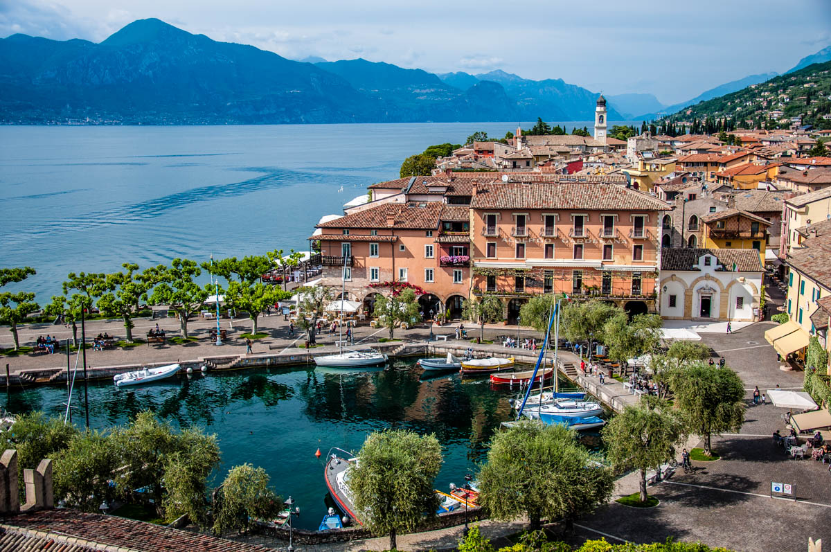 Панорамен изглед на градчето Тори дел Бенако на езерото Гарда - Венето, Италия - rossiwrites.com