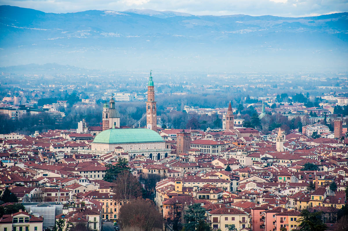Панорамен изглед на град Виченца от Монте Берико - Венето, Италия - rossiwrites.com