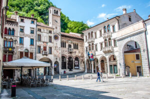 Пиаца Фламинио в историческото градче Серавале - Венето, Италия - rossiwrites.com