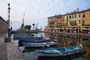 Разноцветни лодки и сгради в градчето Ладзизе на езерото Гарда - Венето, Италия - rossiwrites.com