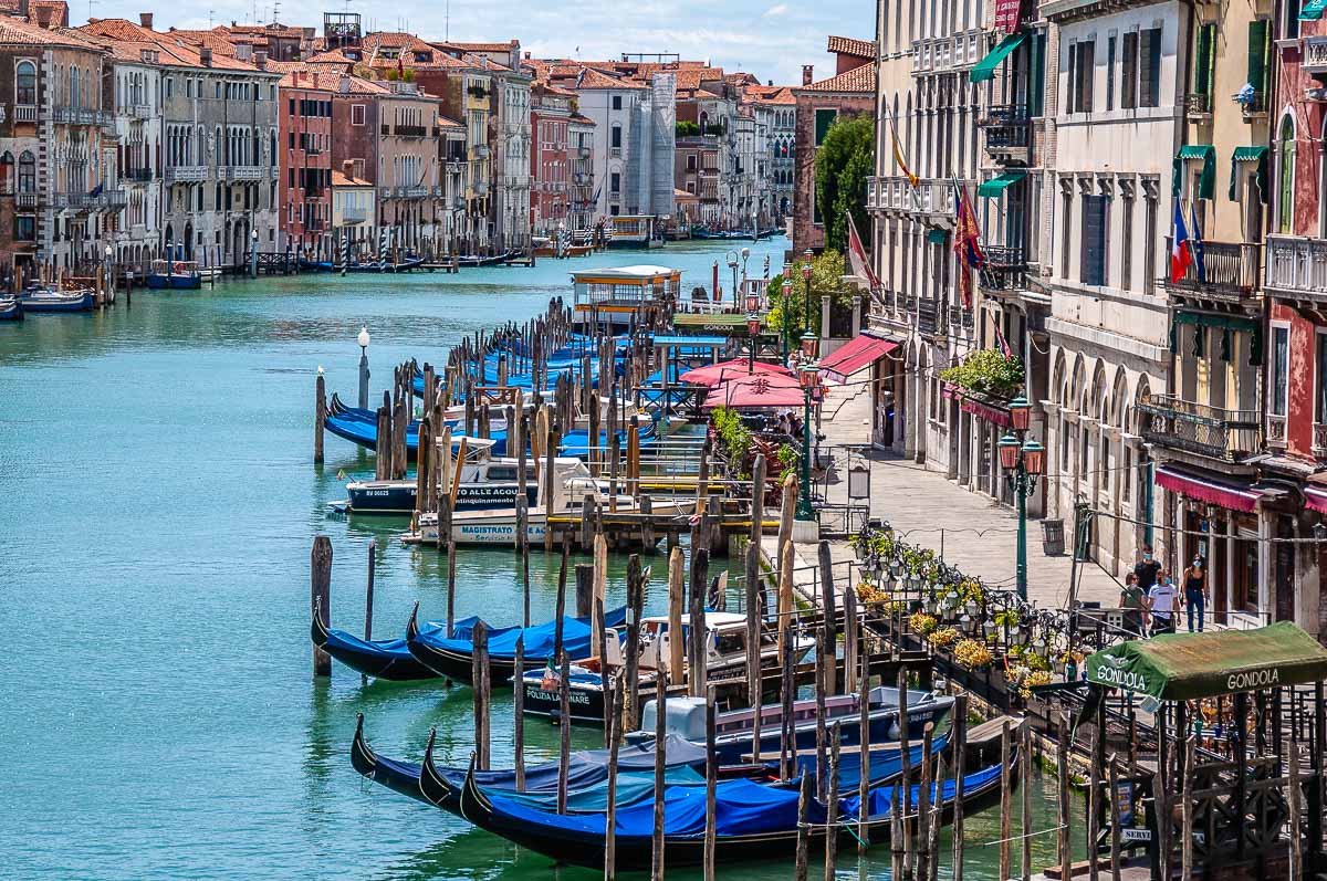 Рива дел Вин, видяна от моста Риалто във Венеция - Венето, Италия - rossiwrites.com