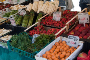 Сергия с пресни плодове и зеленчуци на пазара на Пиаца деле Ербе - Падуа, Италия - rossiwrites.com
