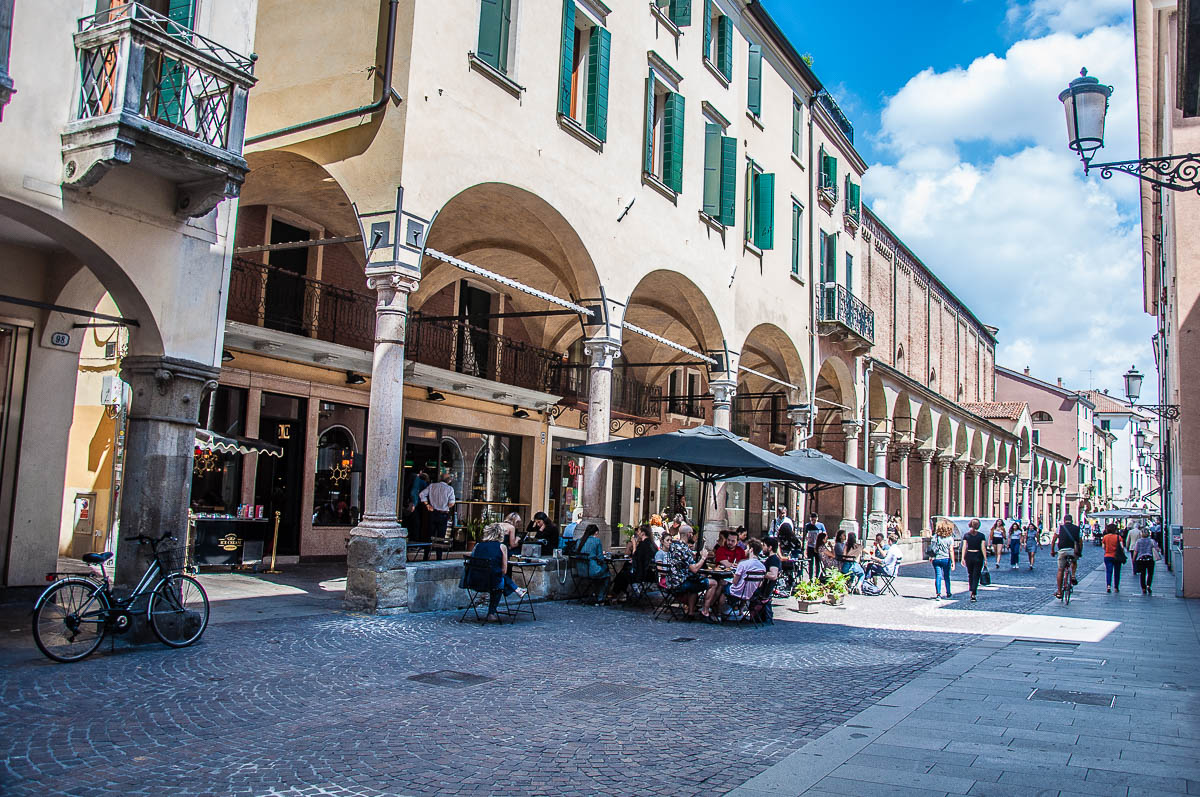 Централната улица с кафенета, магазини и исторически фасади - Падуа, Италия - rossiwrites.com